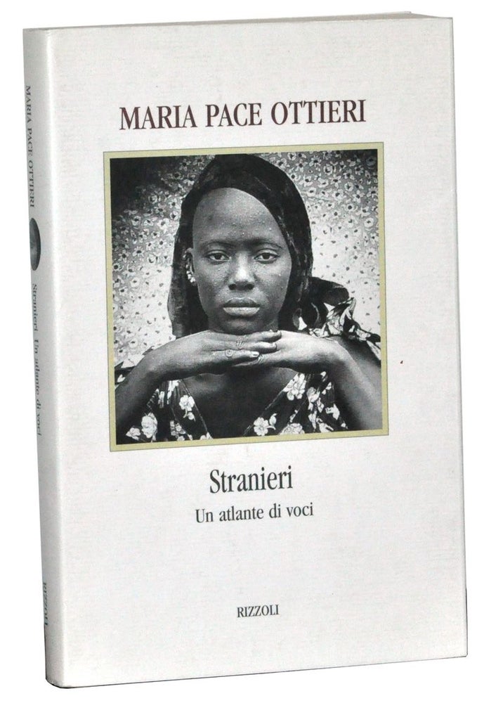 Item #3370087 Stranieri: Un atlante di voci. Maria Pace Ottieri.